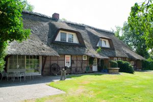 Das letzte Haus in Stuckenborstel mit Reetdach steht an der Stuckenborsteler Straße. Foto: Traute Meyer